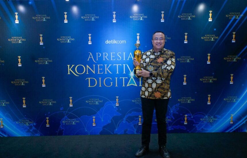 Telkom meraih penghargaan Perusahaan Terbaik dalam Menjaga Resiliensi Konektivitas Digital di Seluruh Indonesia pada ajang Apresiasi Konektivitas Digital 2026 yang diterima oleh Direktur Network Telkom Nanang Hendarno. Foto: Telkom Indonesia