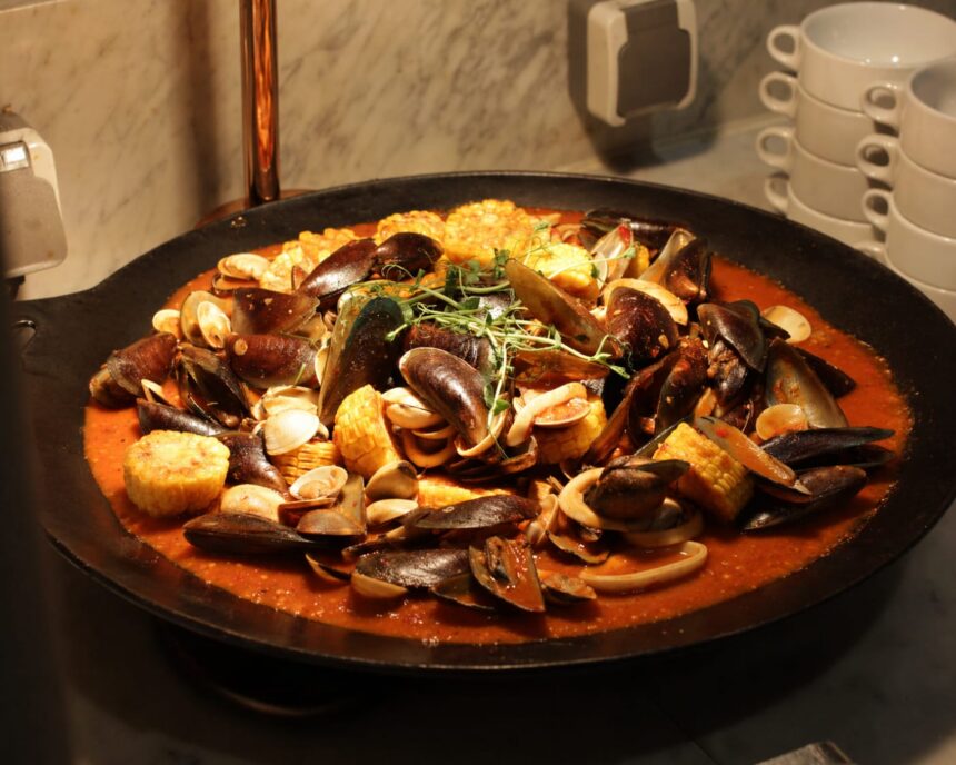 Artotel Thamrin Jakarta buat promo BBQ All You Can Eat dengan sentuhan cita rasa khas Asia dan live cooking interaktif di Double Chin Restaurant. (istimewa/dok. Artotel Thamrin Jakarta).