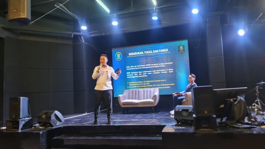 Salah satu narasumber pada kegiatan Gaskeun Camp: Kolab Jadi Jawara dengan tema “#GaskeunJagaInfo: Kolaborasi Ala Muda, Bela Negara Ala Bandung” pada Kamis (23/4/2026), Kepala Biro Hukum dan Komunikasi Publik Badan Siber dan Sandi Negara (BSSN), Brigjen TNI Berty B.W. Sumakud. Foto: Putri/InfoPublik