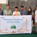 PT Pegadaian Cabang Bima menyalurkan bantuan ke Masjid Al Ijtihad, Kota Bima. Foto: Pegadaian