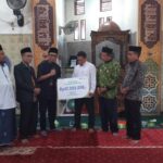 BPJS Ketenagakerjaan Kantor Cabang Jakarta Cilincing menyerahkan santunan manfaat Jaminan Kematian kepada ahli waris almarhum Hartoyo, pengurus Masjid Koja Assalam. Foto: Ist