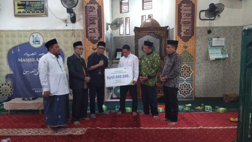 BPJS Ketenagakerjaan Kantor Cabang Jakarta Cilincing menyerahkan santunan manfaat Jaminan Kematian kepada ahli waris almarhum Hartoyo, pengurus Masjid Koja Assalam. Foto: Ist