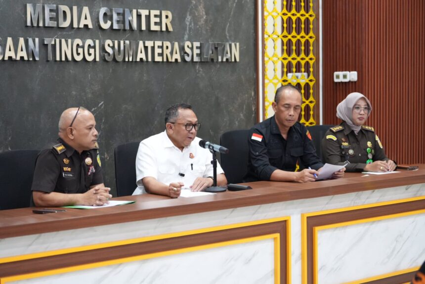 Kajati Sumsel, I Ketut Sumedana (kedua dari kiri). Foto: Dok Kejati Sumsel