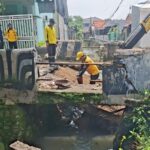 Sejumlah petugas Sudin Bina Marga saat memperbaiki jembatan di Jalan Pule, RW 10, Kelurahan/Kecamatan Ciracas, Jakarta Timur, mengalami ambles, Jumat (17/4/2026). Foto: Ist