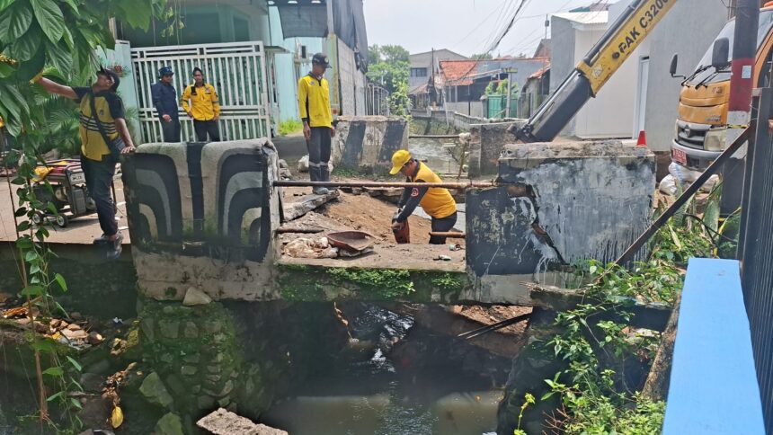 Sejumlah petugas Sudin Bina Marga saat memperbaiki jembatan di Jalan Pule, RW 10, Kelurahan/Kecamatan Ciracas, Jakarta Timur, mengalami ambles, Jumat (17/4/2026). Foto: Ist