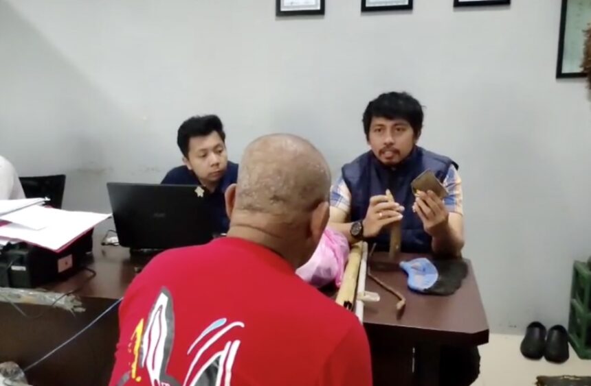 Pihak Unit I Tipidum Satreskrim Polres Pandeglang, sedang melakukan pemeriksaan terhadap pelaku. Sambil memastikan seluruh barang bukti, salah satunya berupa satu kapak, di ruang Unit I Tipidum Satreskrim Polres Pandeglang, kemarin.