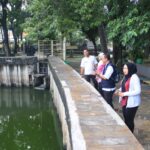 Lurah Grogol Ady Saputro bersama Satpel KPKP Kecamatan Grogol Petamburan melakukan peninjauan Waduk Grogol jadi target lokasi penengkapan ikan sapu-sapu. Foto/ist