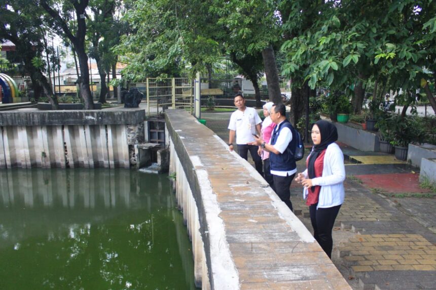 Lurah Grogol Ady Saputro bersama Satpel KPKP Kecamatan Grogol Petamburan melakukan peninjauan Waduk Grogol jadi target lokasi penengkapan ikan sapu-sapu. Foto/ist