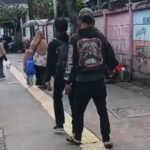 Terduga pelaku beraksi menyopet handphone terekam kamera salah satu pengguna Jembatan Penyeberangan Orang (JPO) dekat Stasiun Jatinegara, Jakarta Timur, Rabu (8/4/2026). Foto: Insta