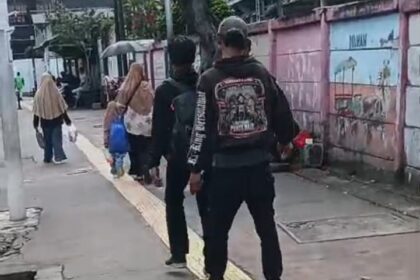 Terduga pelaku beraksi menyopet handphone terekam kamera salah satu pengguna Jembatan Penyeberangan Orang (JPO) dekat Stasiun Jatinegara, Jakarta Timur, Rabu (8/4/2026). Foto: Insta