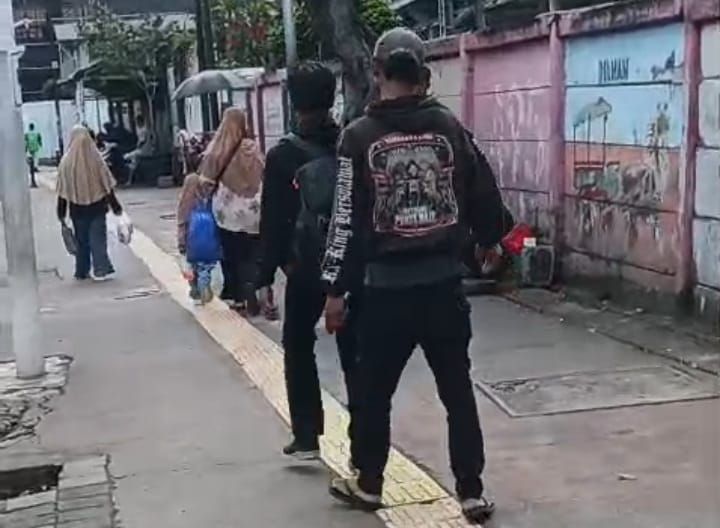 Terduga pelaku beraksi menyopet handphone terekam kamera salah satu pengguna Jembatan Penyeberangan Orang (JPO) dekat Stasiun Jatinegara, Jakarta Timur, Rabu (8/4/2026). Foto: Insta