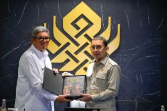Bupati Maluku Tenggara Muhammad Thaher Hanubun (kiri) dan Menteri Kebudayaan Fadli Zon (kanan) melakukan pertemuan di Kantor Kementerian Kebudayaan, Jakarta, Selasa (7/4/2026). Foto: Dok Humas