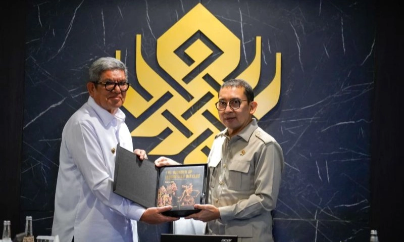 Bupati Maluku Tenggara Muhammad Thaher Hanubun (kiri) dan Menteri Kebudayaan Fadli Zon (kanan) melakukan pertemuan di Kantor Kementerian Kebudayaan, Jakarta, Selasa (7/4/2026). Foto: Dok Humas