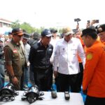 Menteri Koordinator Bidang Politik dan Keamanan, Jenderal TNI (Purn) Djamari Chaniago dan Kepala BNPB, Suharyanto, Menteri Lingkungan Hidup, Hanif Faisol Nurofiq, Menteri Kehutanan, Raja Juli Antoni, Gubernur Kalimantan Barat, Ria Norsan, Kepala BMKG, Teuku Faisal Fathani saat pengecekan peralatan dalam upaya penanggulangan Karhutla di Kantor Gubernur Kalimantan Barat, Kamis (16/4/2026). Foto: Ist