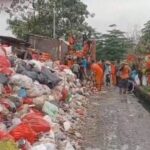Petugas PPSU Kelurahan Pondok Kopi gelar gerebek sampah di Jalan Rawadas, Pondok Kopi, Jumat (10/4/2026) Foto: Joesvicar Iqbal/ipol.id