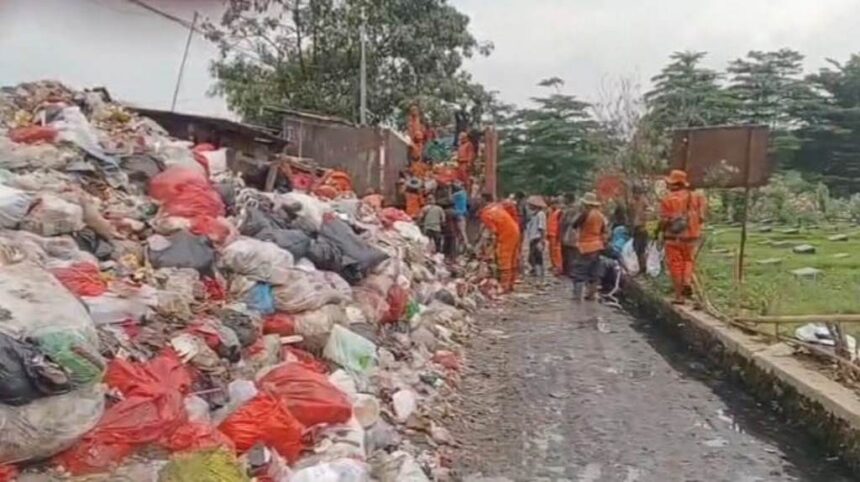 Petugas PPSU Kelurahan Pondok Kopi gelar gerebek sampah di Jalan Rawadas, Pondok Kopi, Jumat (10/4/2026) Foto: Joesvicar Iqbal/ipol.id
