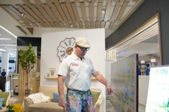 INFORMA Electronics dan TCL menghadirkan TV estetik berteknologi tinggi untuk pasar Indonesia. Foto: Ist