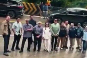 Rombongan mobil berhenti di tanjakan ekstrem Sitinjau Lauik demi foto. Foto: Tangkapan layar video viral