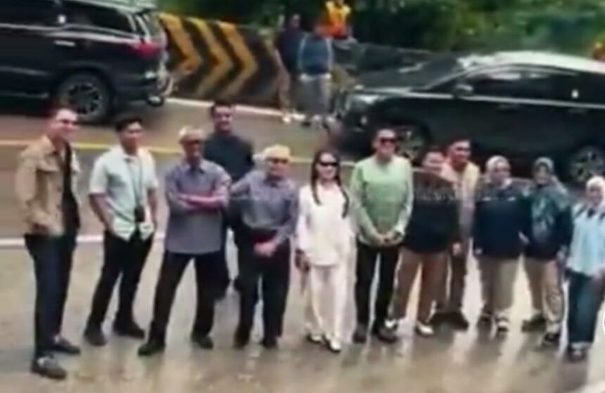 Rombongan mobil berhenti di tanjakan ekstrem Sitinjau Lauik demi foto. Foto: Tangkapan layar video viral