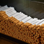 lustrasi Lini produksi rokok di pabrik tembakau. Foto: Istock @CristiNistor