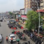 Penampakan puluhan sepeda motor dan mobil parkir liar di depan Polres Metro Jakarta Timur, dirazia oleh Sudin Perhubungan setempat, Selasa (31/3/2026). Foto: Ist