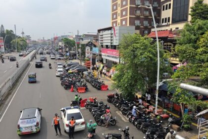Penampakan puluhan sepeda motor dan mobil parkir liar di depan Polres Metro Jakarta Timur, dirazia oleh Sudin Perhubungan setempat, Selasa (31/3/2026). Foto: Ist