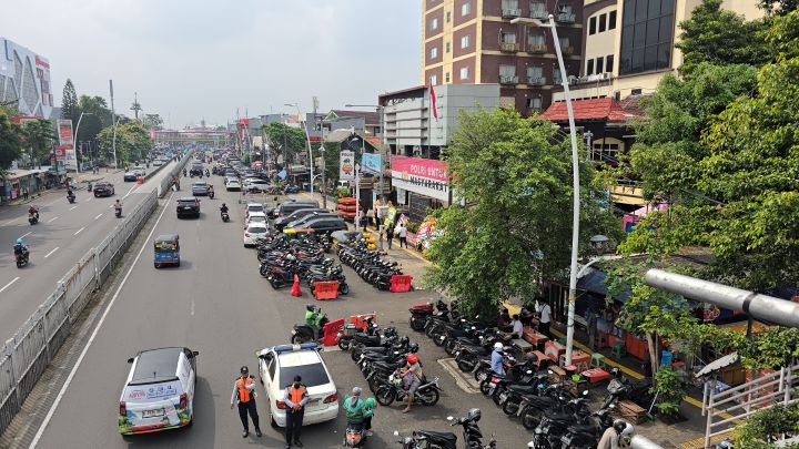 Penampakan puluhan sepeda motor dan mobil parkir liar di depan Polres Metro Jakarta Timur, dirazia oleh Sudin Perhubungan setempat, Selasa (31/3/2026). Foto: Ist