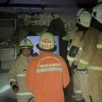 Personel Suku Dinas Gulkarmat Jaksel padamkan api yang membakar warung makan di Jalan RS Fatmawati Raya, Kelurahan Pondok Labu, Kecamatan Cilandak. Foto: Ist