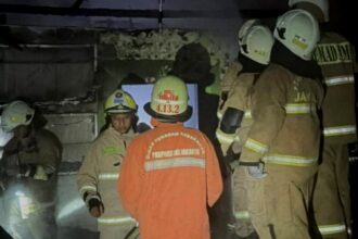 Personel Suku Dinas Gulkarmat Jaksel padamkan api yang membakar warung makan di Jalan RS Fatmawati Raya, Kelurahan Pondok Labu, Kecamatan Cilandak. Foto: Ist
