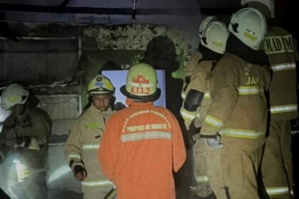 Personel Suku Dinas Gulkarmat Jaksel padamkan api yang membakar warung makan di Jalan RS Fatmawati Raya, Kelurahan Pondok Labu, Kecamatan Cilandak. Foto: Ist