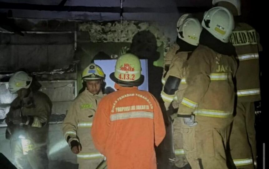 Personel Suku Dinas Gulkarmat Jaksel padamkan api yang membakar warung makan di Jalan RS Fatmawati Raya, Kelurahan Pondok Labu, Kecamatan Cilandak. Foto: Ist