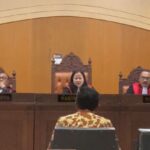 Kepala Badan Pengelolaan Keuangan dan Aset Daerah (BPKAD) NTB, Nursalim. Saat dicecar hakim ketua Pengadilan Tipikor Mataram Dewi Santini, terkait pemotongan Anggara pokir dewan DPRD NTB. Foto: Ist