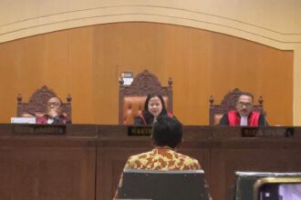 Kepala Badan Pengelolaan Keuangan dan Aset Daerah (BPKAD) NTB, Nursalim. Saat dicecar hakim ketua Pengadilan Tipikor Mataram Dewi Santini, terkait pemotongan Anggara pokir dewan DPRD NTB. Foto: Ist