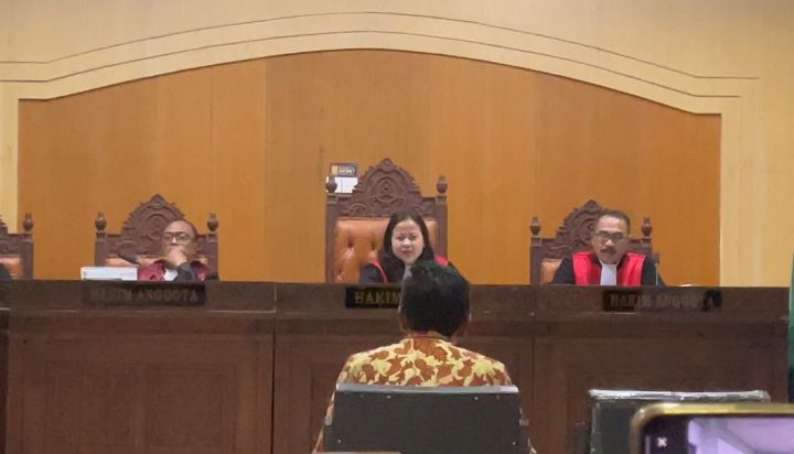 Kepala Badan Pengelolaan Keuangan dan Aset Daerah (BPKAD) NTB, Nursalim. Saat dicecar hakim ketua Pengadilan Tipikor Mataram Dewi Santini, terkait pemotongan Anggara pokir dewan DPRD NTB. Foto: Ist