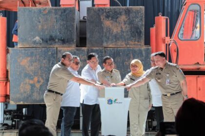 Gubernur Provinsi DKI Jakarta, Pramono Anung bersama Direktur Utama Perumda Pasar Jaya, Agus Himawan, beserta jajaran Pemerintah Provinsi DKI Jakarta dan para pemangku kepentingan lainnya, dalam kegiatan peletakan batu pertama pembangunan Pasar Gardu Asem dan Pasar Kramat Jaya, Jakarta, Senin (6/4/2026). Foto: Ist