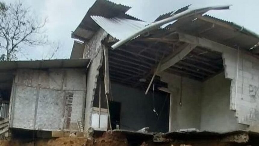 Ranah bergerak rusak rumah warga Cijayanti, Bogor. Foto: dok.BPBD Bogor