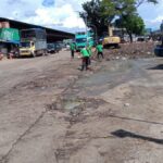 Kendaraan berat Belco berada di lokasi mengeruk sisa sampah yang sempat menumpuk di area belakang Pasar Induk Kramat Jati, Jakarta Timur, Jumat (10/4/2026). Foto: Ist