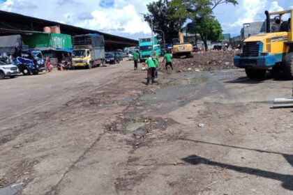 Kendaraan berat Belco berada di lokasi mengeruk sisa sampah yang sempat menumpuk di area belakang Pasar Induk Kramat Jati, Jakarta Timur, Jumat (10/4/2026). Foto: Ist