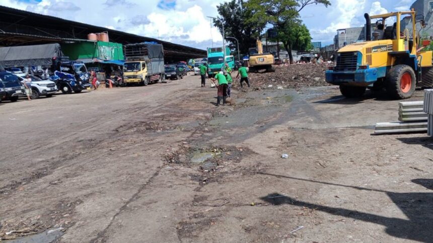 Kendaraan berat Belco berada di lokasi mengeruk sisa sampah yang sempat menumpuk di area belakang Pasar Induk Kramat Jati, Jakarta Timur, Jumat (10/4/2026). Foto: Ist