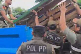 Satuan Polisi Pamong Praja (Satpol PP), TNI dan Polri saat razia pedagang kaki lima (PKL) di atas trotoar di kawasan Kramat Jati, Jakarta Timur, Kamis (9/4/2026) siang. Foto: Ist