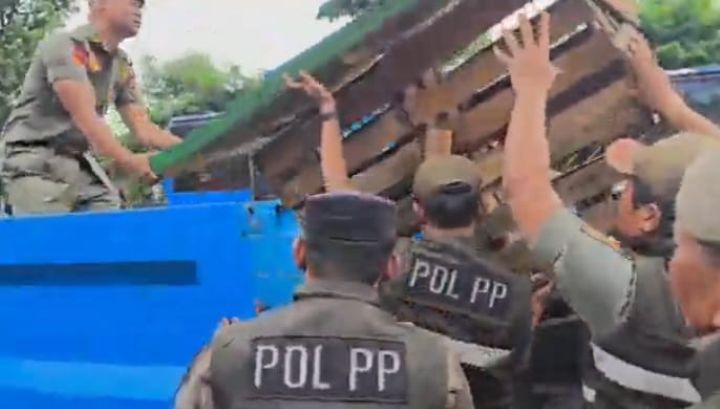 Satuan Polisi Pamong Praja (Satpol PP), TNI dan Polri saat razia pedagang kaki lima (PKL) di atas trotoar di kawasan Kramat Jati, Jakarta Timur, Kamis (9/4/2026) siang. Foto: Ist
