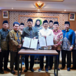 Menteri Koperasi Ferry Juliantono dan Wakil Ketua Umum MUI M. Cholil Nafis saat penandatangan MoU di Jakarta pekan lalu. Foto: Dok Humas Kemenkop