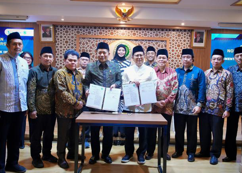 Menteri Koperasi Ferry Juliantono dan Wakil Ketua Umum MUI M. Cholil Nafis saat penandatangan MoU di Jakarta pekan lalu. Foto: Dok Humas Kemenkop