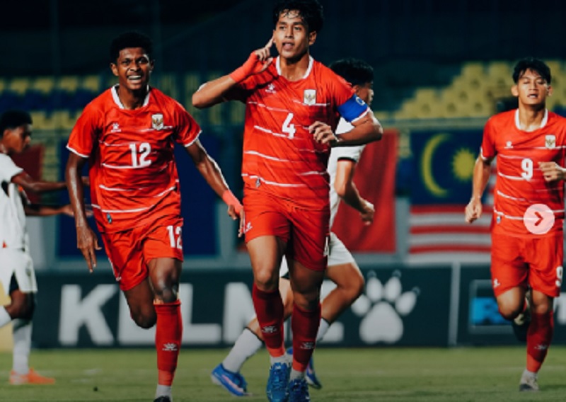 Para pemain timnas u-17 berselebrasi usai mencetak gol ke gawang Timor Leste.
