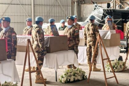 UNIFIL gelar upacara penghormatan untuk tiga prajurit TNI yang gugur dalam misi perdamaian di Lebanon. Foto: dok. Kemlu