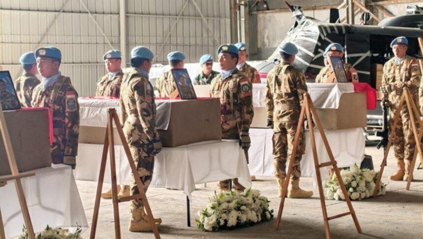 UNIFIL gelar upacara penghormatan untuk tiga prajurit TNI yang gugur dalam misi perdamaian di Lebanon. Foto: dok. Kemlu