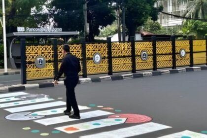 Pengguna jalan melintasi zebra cross kreatif buatan warga di Jalan Soepomo, kawasan Pancoran–Tebet, Jakarta Selatan. Foto: IG @jakata.keras