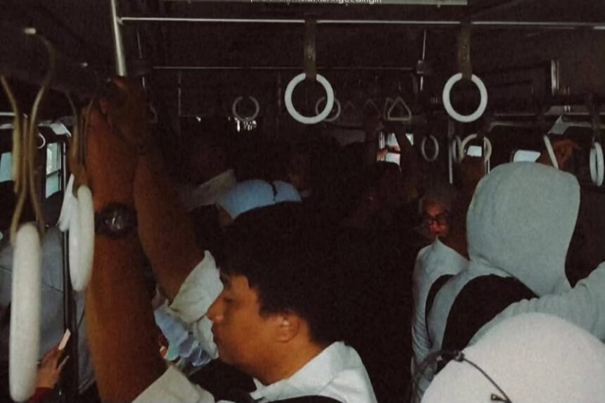 Gangguan perjalanan Commuter Line Rangkasbitung terjadi sore ini, akibat percikan api pada Listrik Aliran Atas (LAA) di lintas Pondok Ranji–Sudimara. Foto: IG @tangsel.info