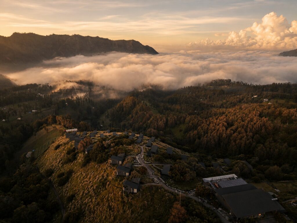 Artotel Cabin Bromo menghadirkan pengalaman menginap yang memadukan keindahan alam pegunungan dengan kenyamanan modern dalam balutan suasana yang tenang dan eksklusif. (istimewa/dok. Artotel Cabin Bromo).