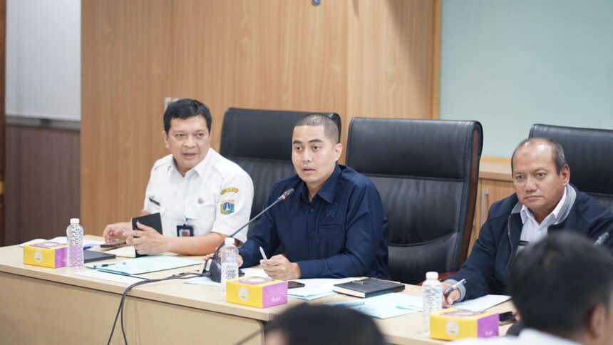 Wakil Ketua DPRD DKI Jakarta sekaligus Koordinator Komisi D, Wibi Andrino, memimpin rapat koordinasi lintas instansi terkait percepatan pelebaran dan penataan Jalan Ciledug Raya